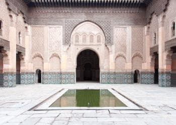 Madraza de Ben Youssef. La Madraza de Ben Youssef, ahora museo / atracción turística, era antes una escuela coránica. <a href="http://www.kmc2.tk/2014/08/29/llegada-a-marrakech/" rel="nofollow">Está en Marrakech.</a>