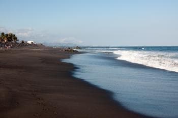 Playas de arena negra en el este de Bali