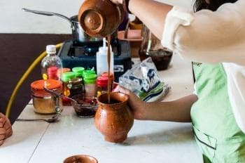 Cacao estilo maya. Mezclando los ingredientes